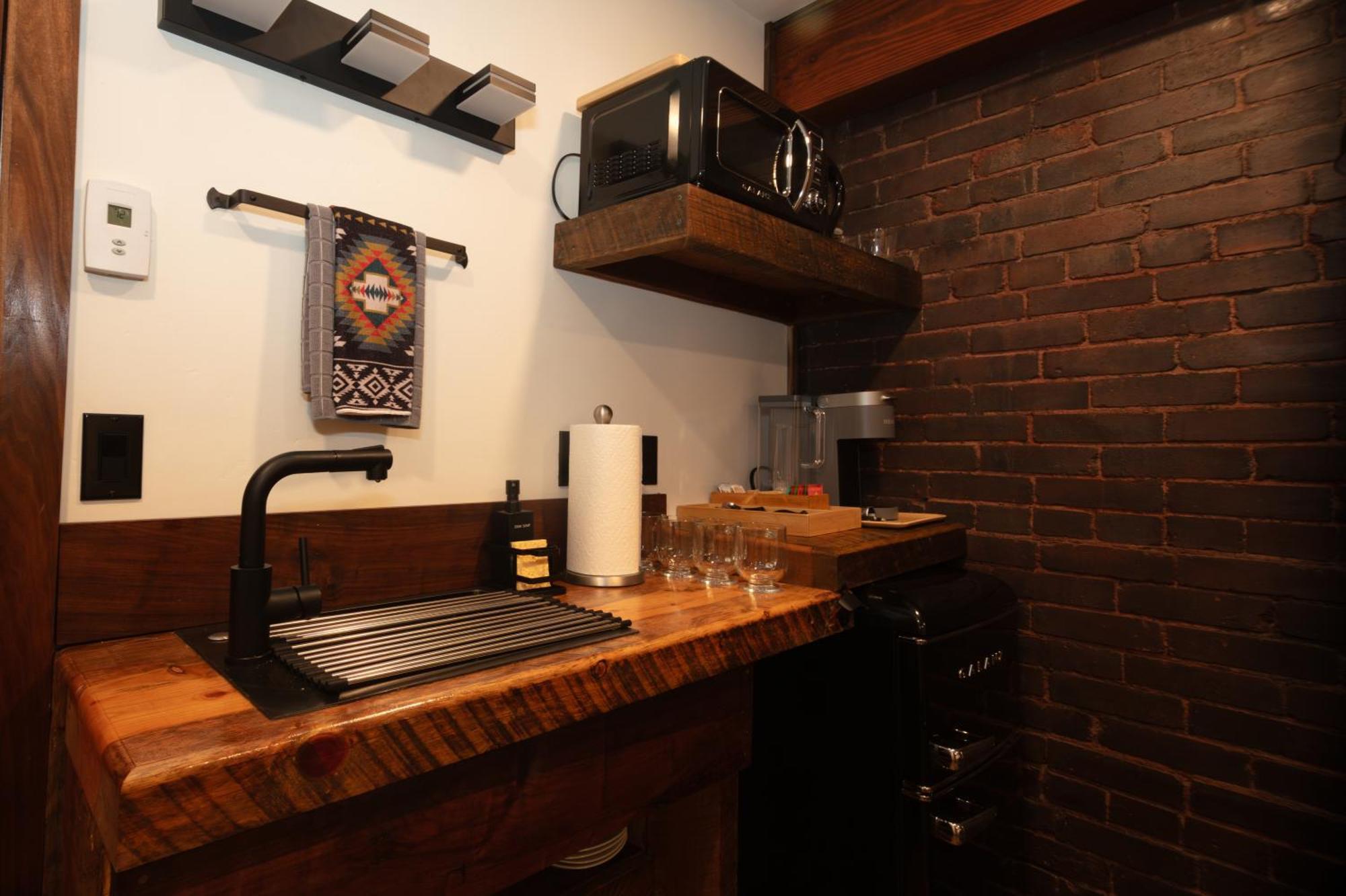 The Frenchman Suites Silverton Bagian luar foto